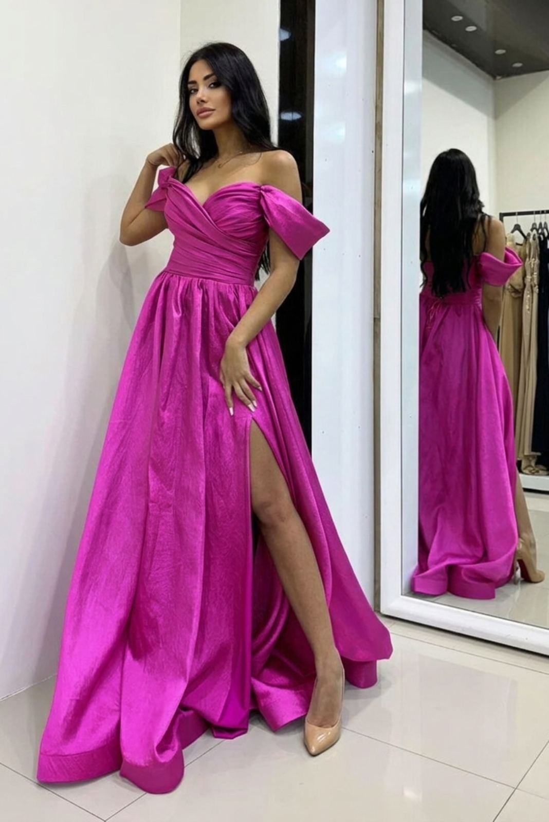 Abito lungo svasato da cerimonia fucsia Moda-Mania con scollo a barchetta e stringhe regolabili, in tessuto elegante.