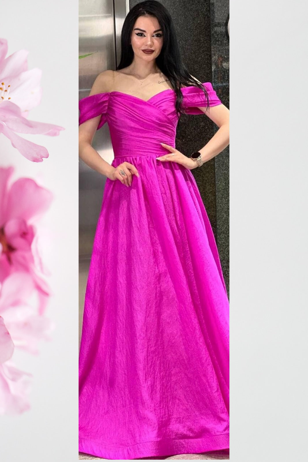 Abito lungo svasato da cerimonia fucsia Moda-Mania con scollo a barchetta e stringhe regolabili, visibile in dettaglio.
