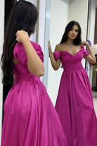 Abito lungo svasato da cerimonia fucsia con scollo a barchetta e stringhe regolabili, firmato Moda-Mania.