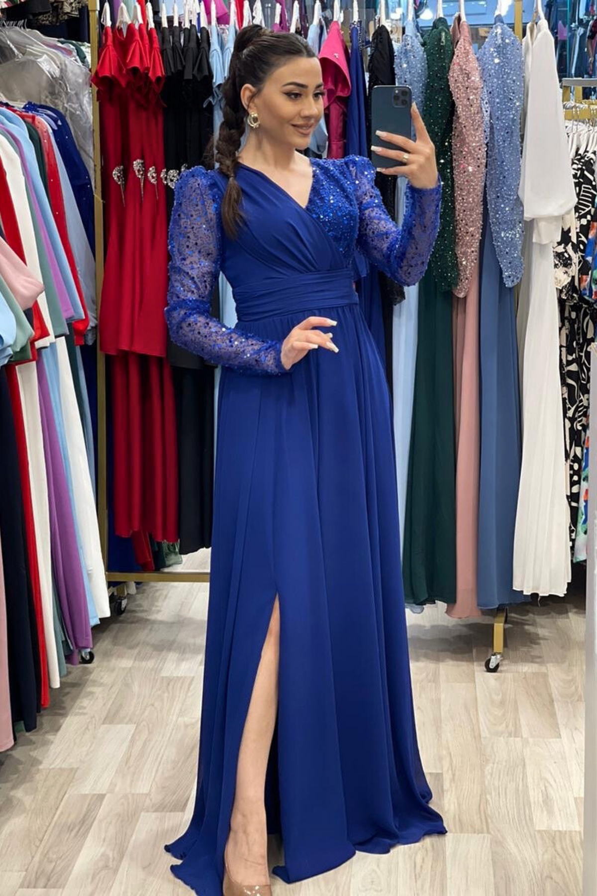 Abito lungo svasato donna curvy blu elettrico in tulle con maniche lunghe, perline e paillettes, firmato Moda-Mania.