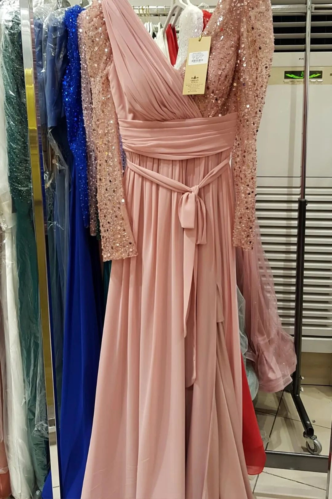 Abito lungo svasato rosa per donne curvy in tulle con maniche lunghe, perline e paillettes, di Moda-Mania.