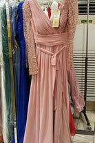 Abito lungo svasato rosa per donne curvy in tulle con maniche lunghe, perline e paillettes, di Moda-Mania.
