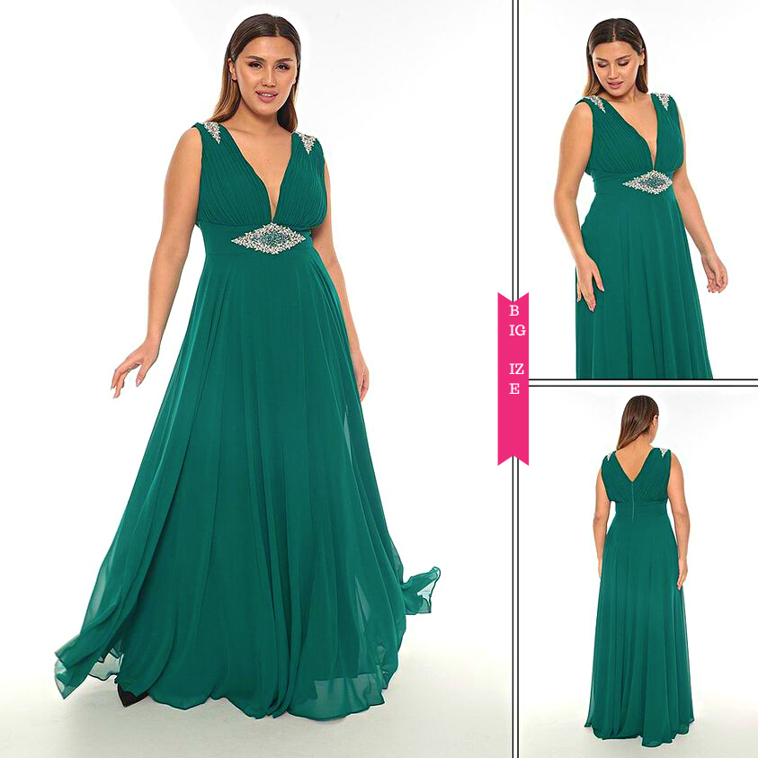 Abito lungo svasato verde smeraldo con applicazioni in strass, donna curvy, moda-mania, vestito elegante e femminile.