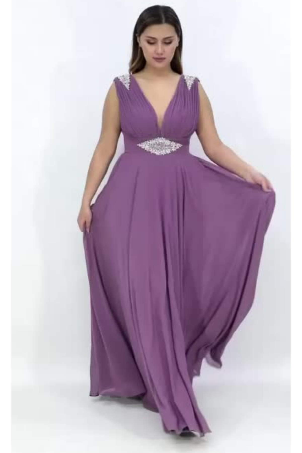 Abito lungo svasato donna curvy viola lavanda con applicazioni in strass, moda-mania, elegante e femminile.