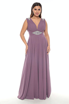 Abito lungo svasato per donne curvy viola lavanda con applicazioni in strass, marca Moda-Mania, dettagli eleganti e femminili.