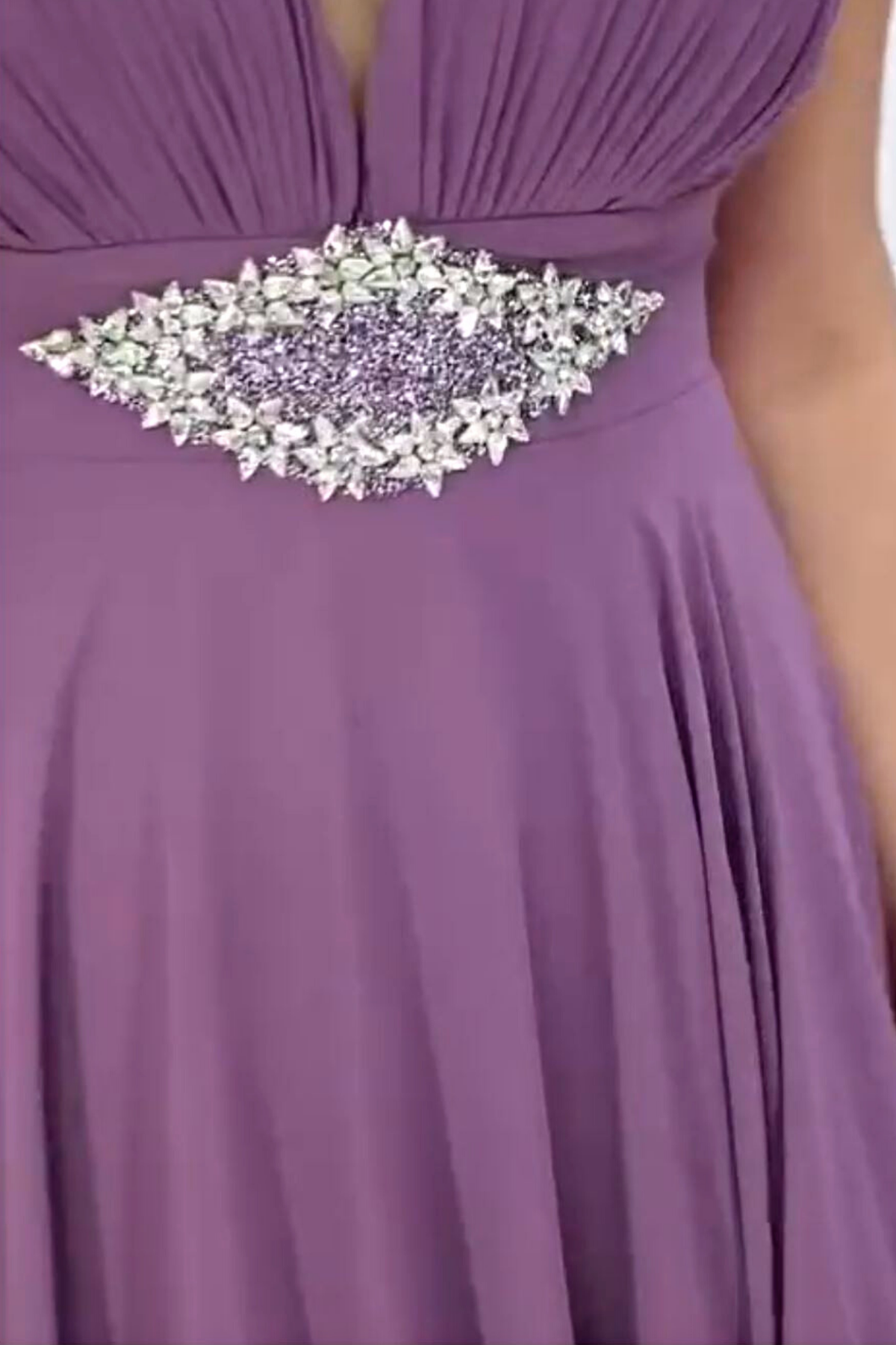 Abito lungo svasato Moda-Mania per donne curvy, in viola lavanda con applicazioni in strass e dettagli eleganti.