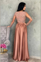 Abito lungo svasato dorato bronzo in tessuto lucido con spacco laterale e corpetto in tulle ricamato, Moda-Mania.