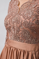 Abito lungo svasato dorato bronzo Moda-Mania con tessuto lucido, spacco laterale e corpetto in tulle ricamato, elegante e sofisticato.