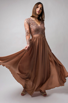Abito lungo svasato dorato bronzo in tessuto lucido con spacco laterale e corpetto in tulle ricamato, Moda-Mania.