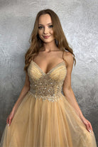 Abito lungo svasato dorato Moda-Mania con corpetto in tulle e paillettes, gonna in tulle glitterato, elegante e scintillante.