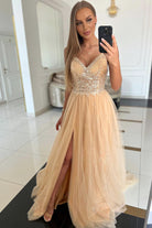 Abito lungo svasato dorato Moda-Mania con corpetto in tulle e paillettes, gonna in tulle glitterato, elegante e scintillante.