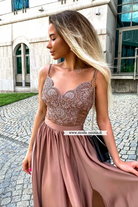 Abito lungo svasato dorato bronzo con spacco laterale e corpetto in tulle ricamato, firmato Moda-Mania.