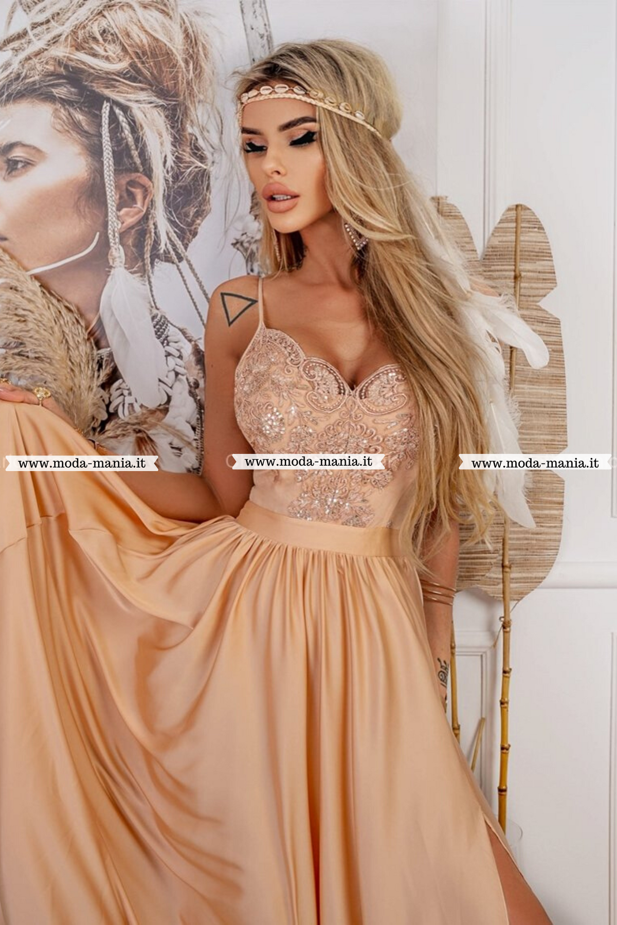 Abito lungo svasato dorato Moda-Mania con spacco laterale e corpetto in tulle ricamato, elegante e raffinato.