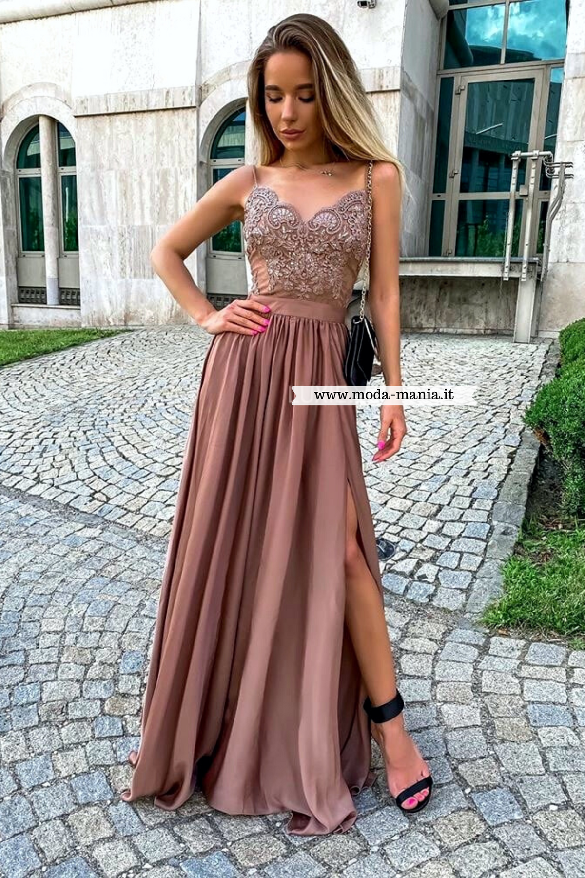 Abito lungo svasato dorato bronzo con spacco laterale e corpetto in tulle ricamato, elegante abito Moda-Mania.