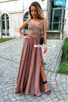 Abito lungo svasato dorato bronzo con spacco laterale e corpetto in tulle ricamato, elegante abito Moda-Mania.