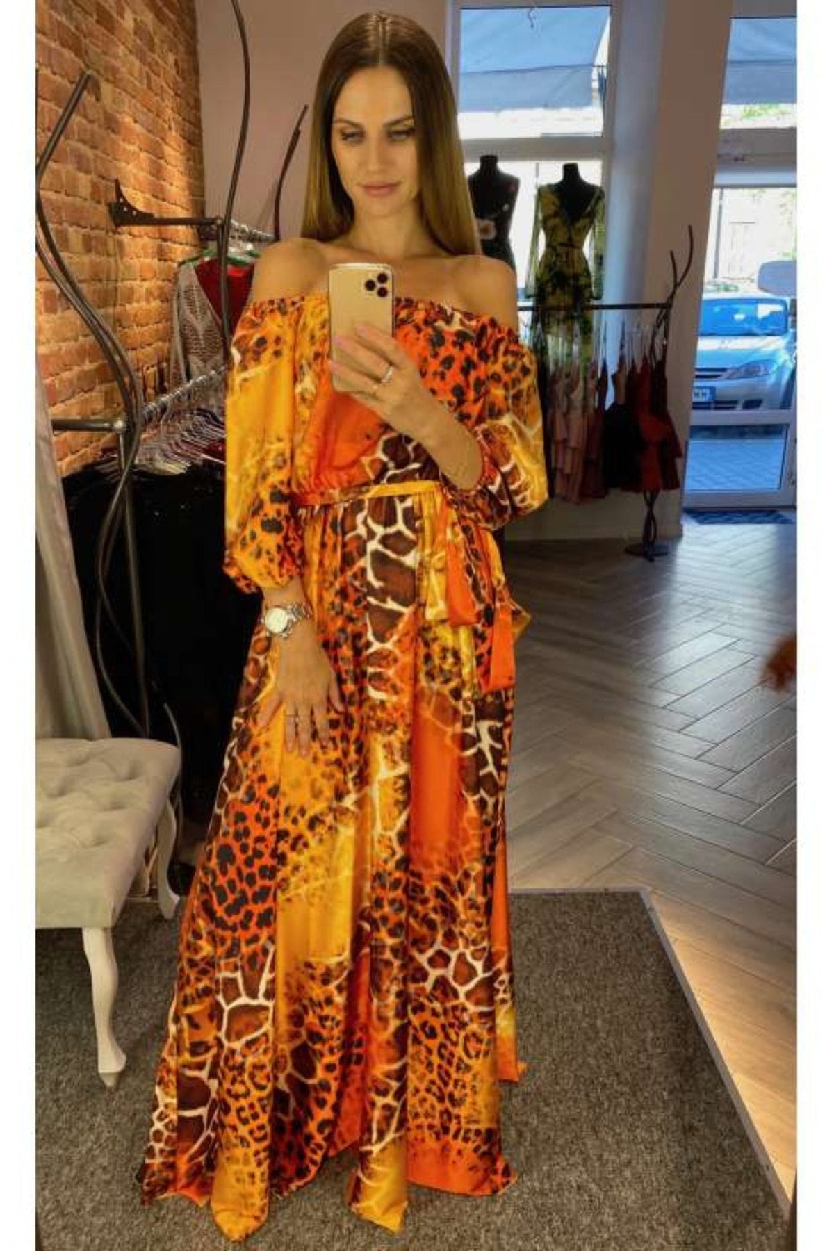 Abito lungo svasato estivo arancione con fantasia leopardata e scollo a barchetta in tessuto satinato, firmato Moda-Mania.