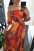 Abito lungo svasato estivo arancione a fantasia leopardata con scollo a barchetta in tessuto satinato, Moda-Mania.