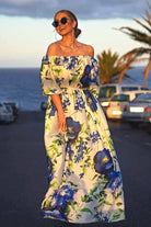 Abito lungo svasato estivo bianco con fantasia floreale blu, scollo a barchetta in tessuto satinato, moda-mania.