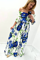 Abito lungo svasato estivo bianco con fantasia floreale blu, scollo a barchetta, tessuto satinato, marca Moda-Mania.