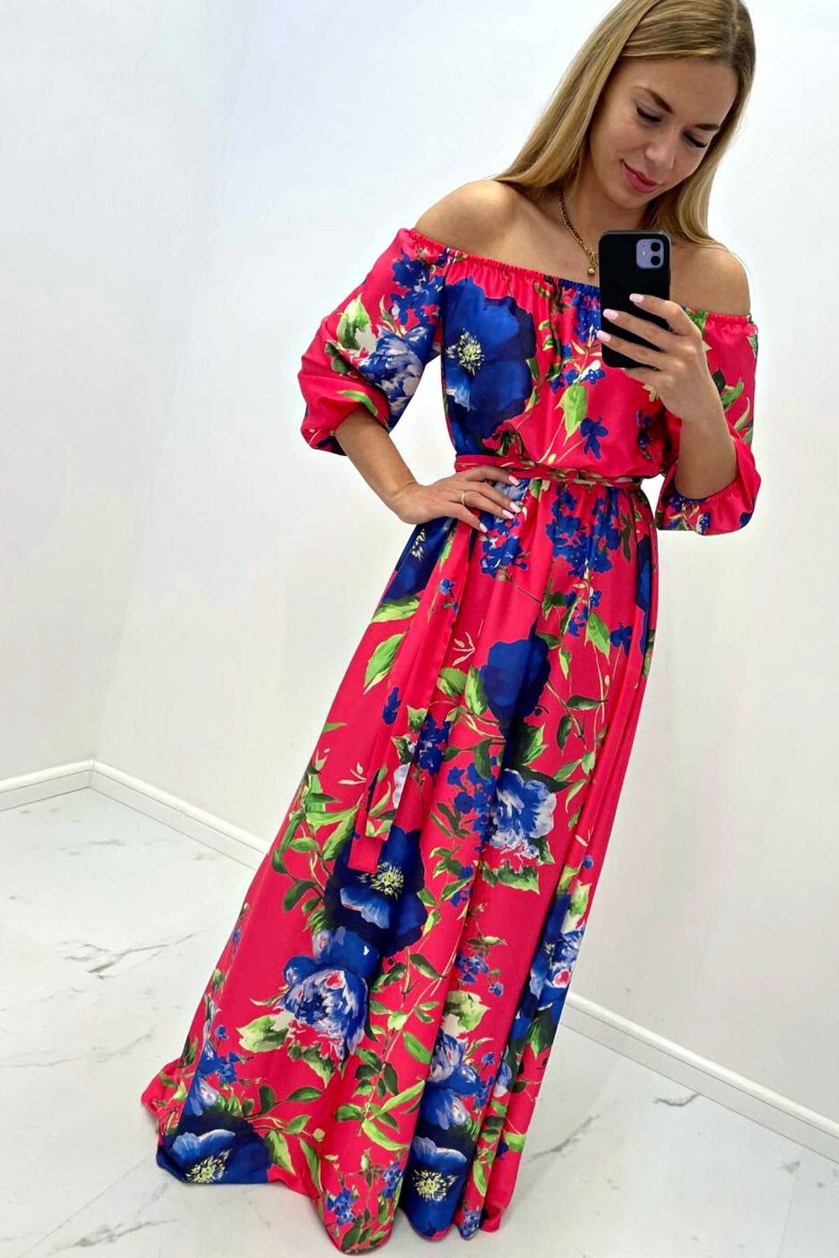 Abito lungo svasato estivo fucsia con fantasia floreale blu e scollo a barchetta in tessuto satinato, Moda-Mania.