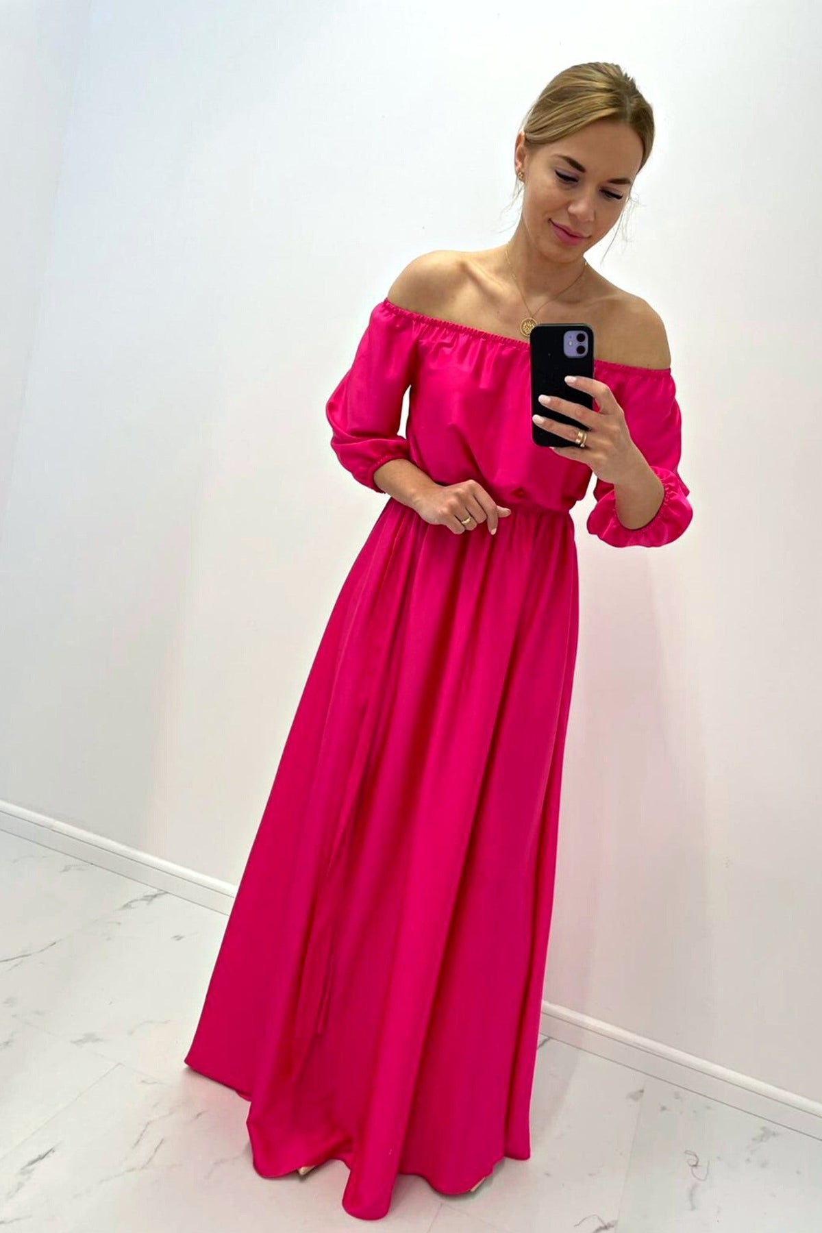 Abito lungo estivo svasato fucsia di Moda-Mania con scollo a barchetta in tessuto satinato, dettagli eleganti e femminili