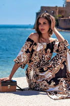 Abito lungo svasato estivo Moda-Mania nero e bianco con fantasia damascata, scollo a barchetta in tessuto satinato.