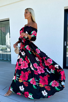 Abito lungo svasato estivo nero e bianco con fantasia floreale fucsia, scollo a barchetta in tessuto satinato, moda-mania