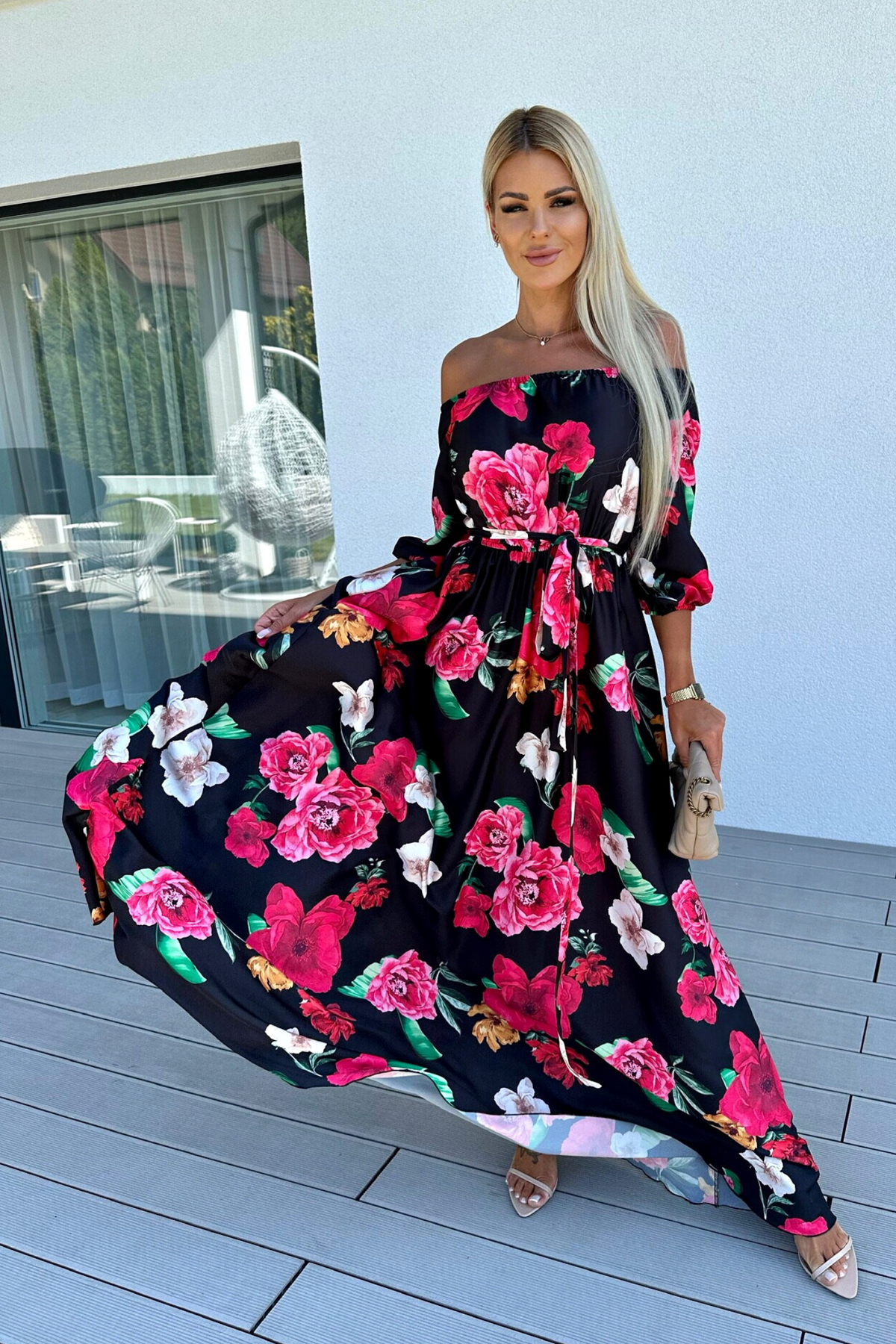 Abito lungo svasato estivo nero e bianco con fantasia floreale fucsia, scollo a barchetta in tessuto satinato, Moda-Mania