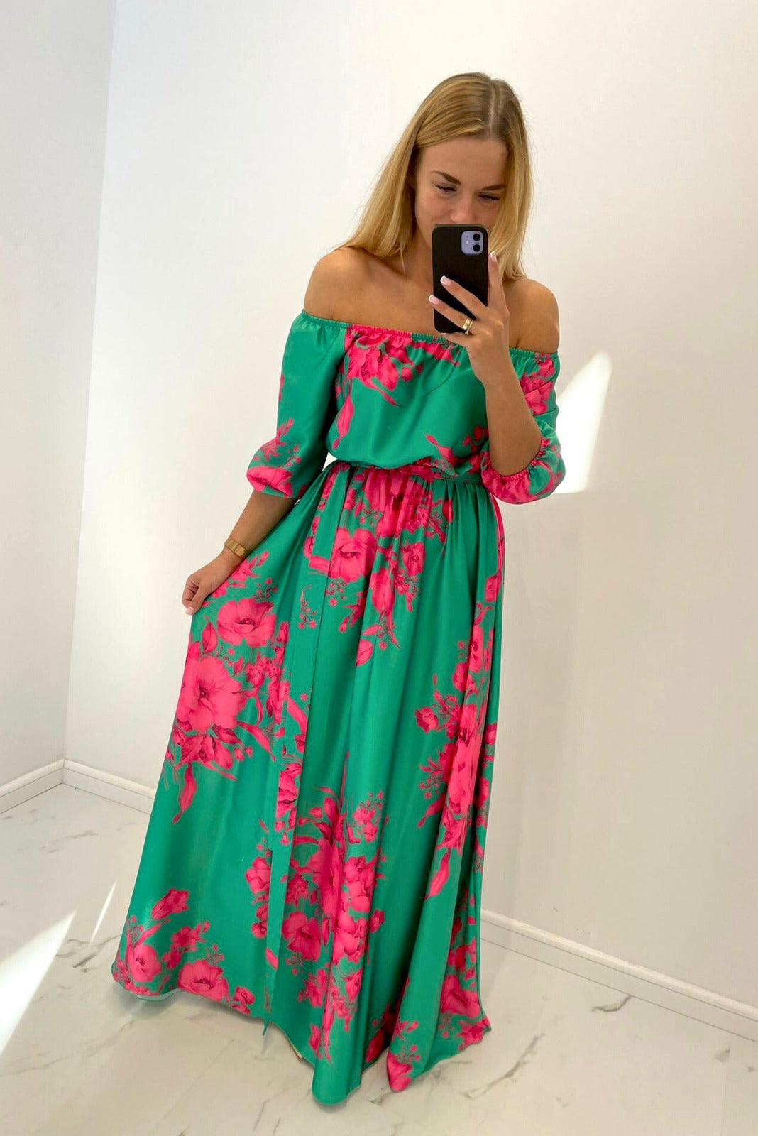 Abito lungo svasato estivo verde acqua con fantasia floreale fucsia, scollo a barchetta in tessuto satinato, Moda-Mania