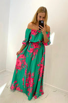 Abito lungo svasato estivo verde acqua con fantasia floreale fucsia, scollo a barchetta in tessuto satinato, Moda-Mania