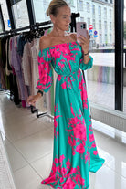 Abito lungo svasato estivo verde acqua con fantasia floreale fucsia, scollo a barchetta in tessuto satinato, Moda-Mania