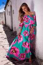Abito lungo svasato estivo verde petrolio con fantasia floreale fucsia, scollo a barchetta in tessuto satinato, Moda-Mania.