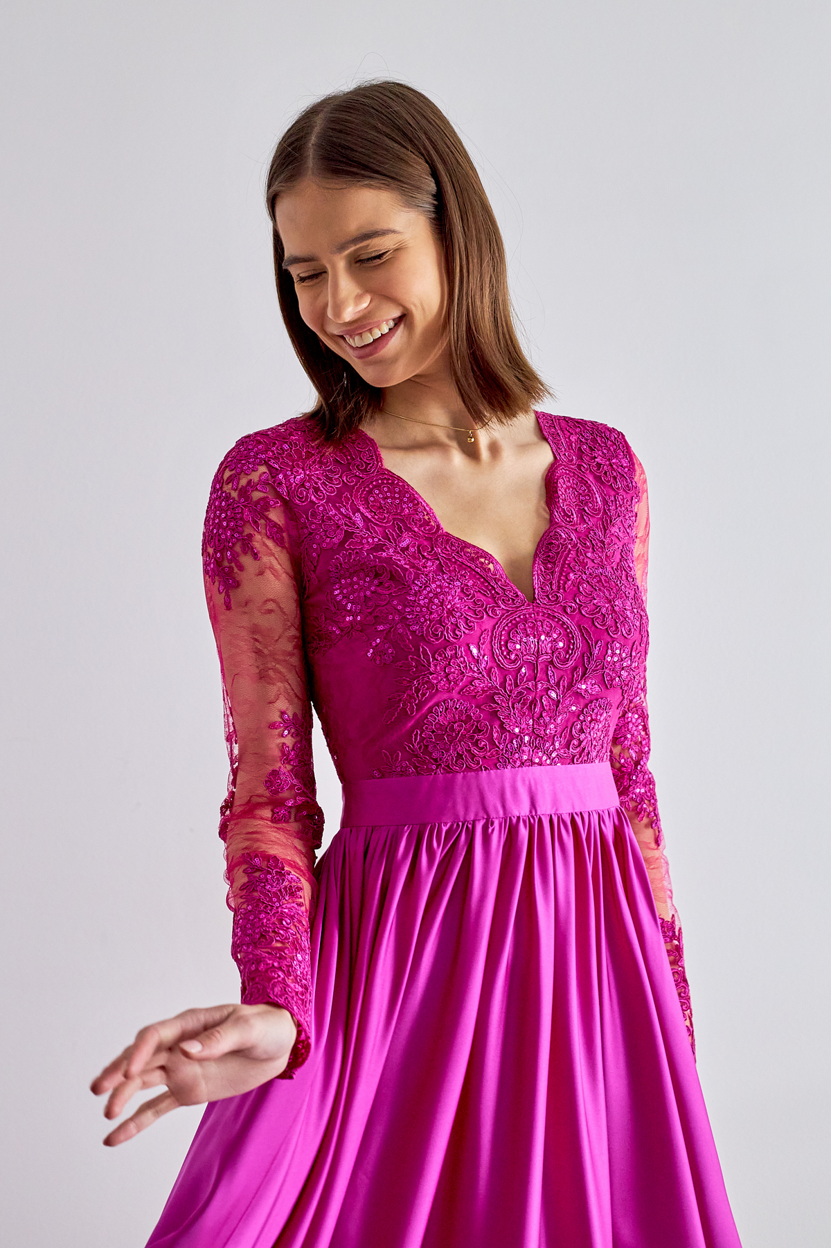 Abito lungo svasato fucsia con spacco laterale e corpetto in tulle ricamato, firmato Moda-Mania.