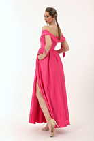 Abito lungo svasato fucsia in taffetà con scollo a barchetta, spacco laterale e fiocchi decorativi, moda-mania