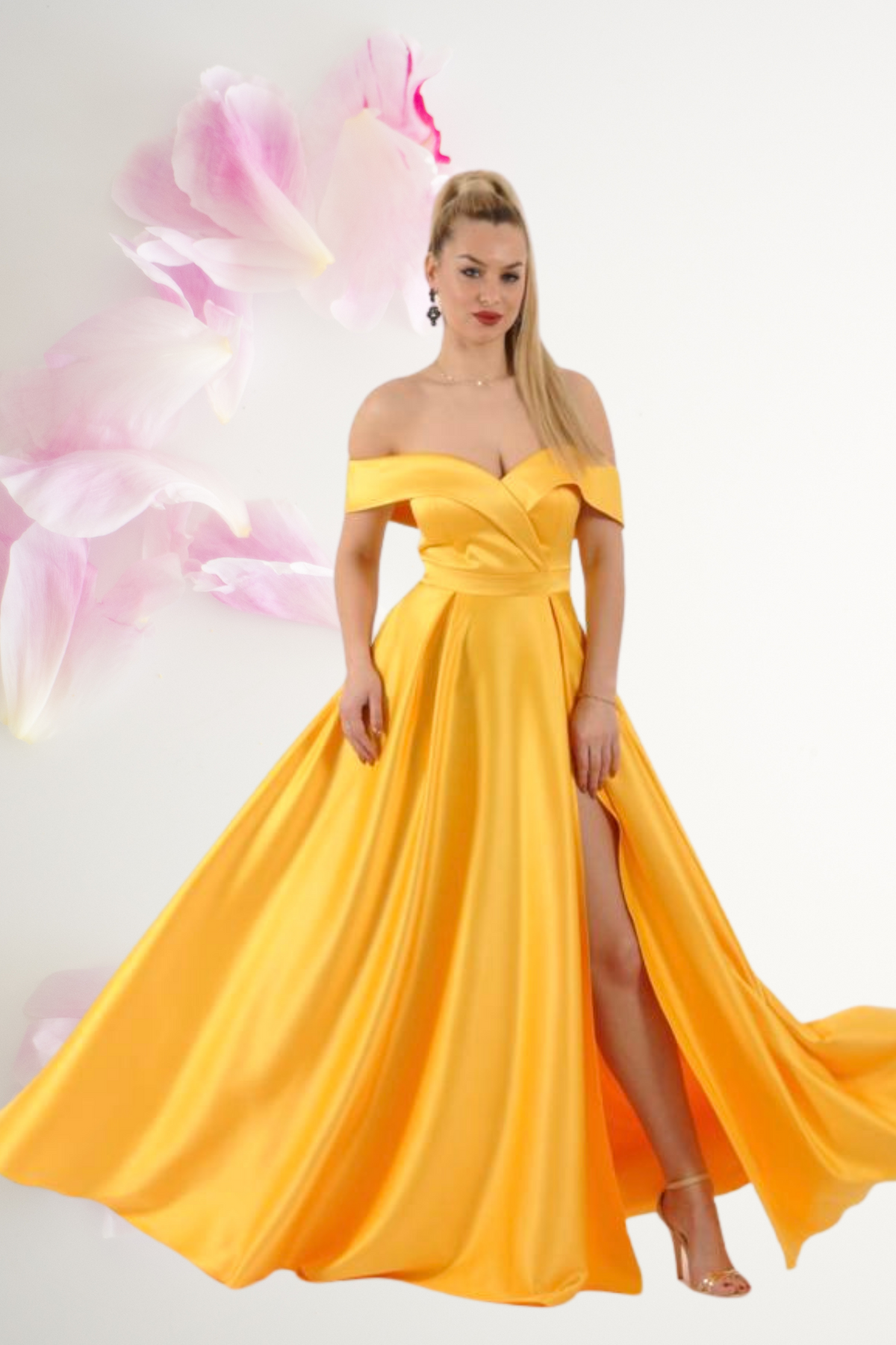Abito lungo svasato giallo in taffetà Moda-Mania con scollo a barchetta e spacco laterale, dettagli eleganti e femminili.