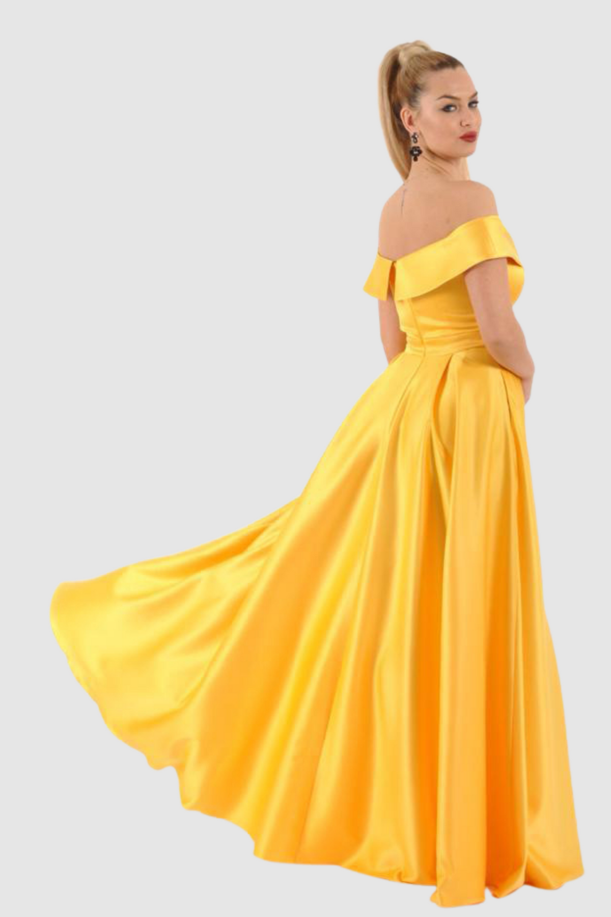 Abito lungo svasato giallo in taffetà di Moda-Mania con scollo a barchetta e spacco laterale profondo, elegante e femminile.