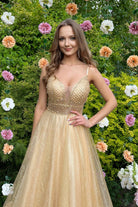 Abito lungo svasato giallo oro Moda-Mania con corpetto in tulle a rette e gonna glitterata in tulle dorato.