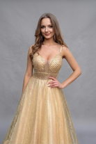 Abito lungo svasato giallo oro Moda-Mania con corpetto in tulle a rette e gonna in tulle glitterato dorato.