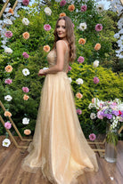 Abito lungo svasato giallo oro Moda-Mania con corpetto in tulle a rette e gonna glitterata in tulle dorato.