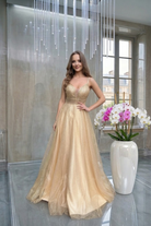 Abito lungo svasato giallo oro Moda-Mania con corpetto in tulle a rette e gonna glitterata dorata, elegante e sofisticato.