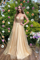 Abito lungo svasato giallo oro Moda-Mania con corpetto in tulle a rette e gonna glitterata in tulle dorato.