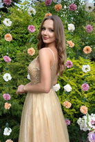 Abito lungo svasato giallo oro Moda-Mania con corpetto in tulle a rette e gonna glitterata dorata, elegante e raffinato.