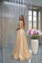 Abito lungo svasato giallo oro Moda-Mania con corpetto in tulle a righe e gonna glitterata in tulle dorato.