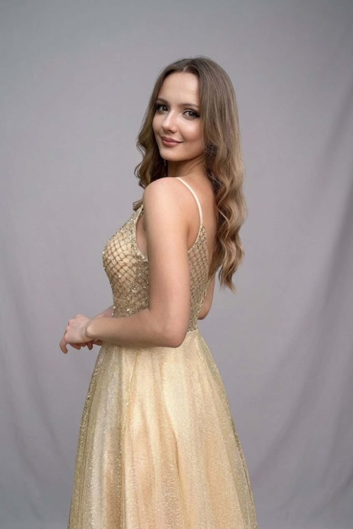 Abito lungo svasato giallo oro Moda-Mania con corpetto in tulle a rette e gonna glitterata dorata, elegante e brillante.