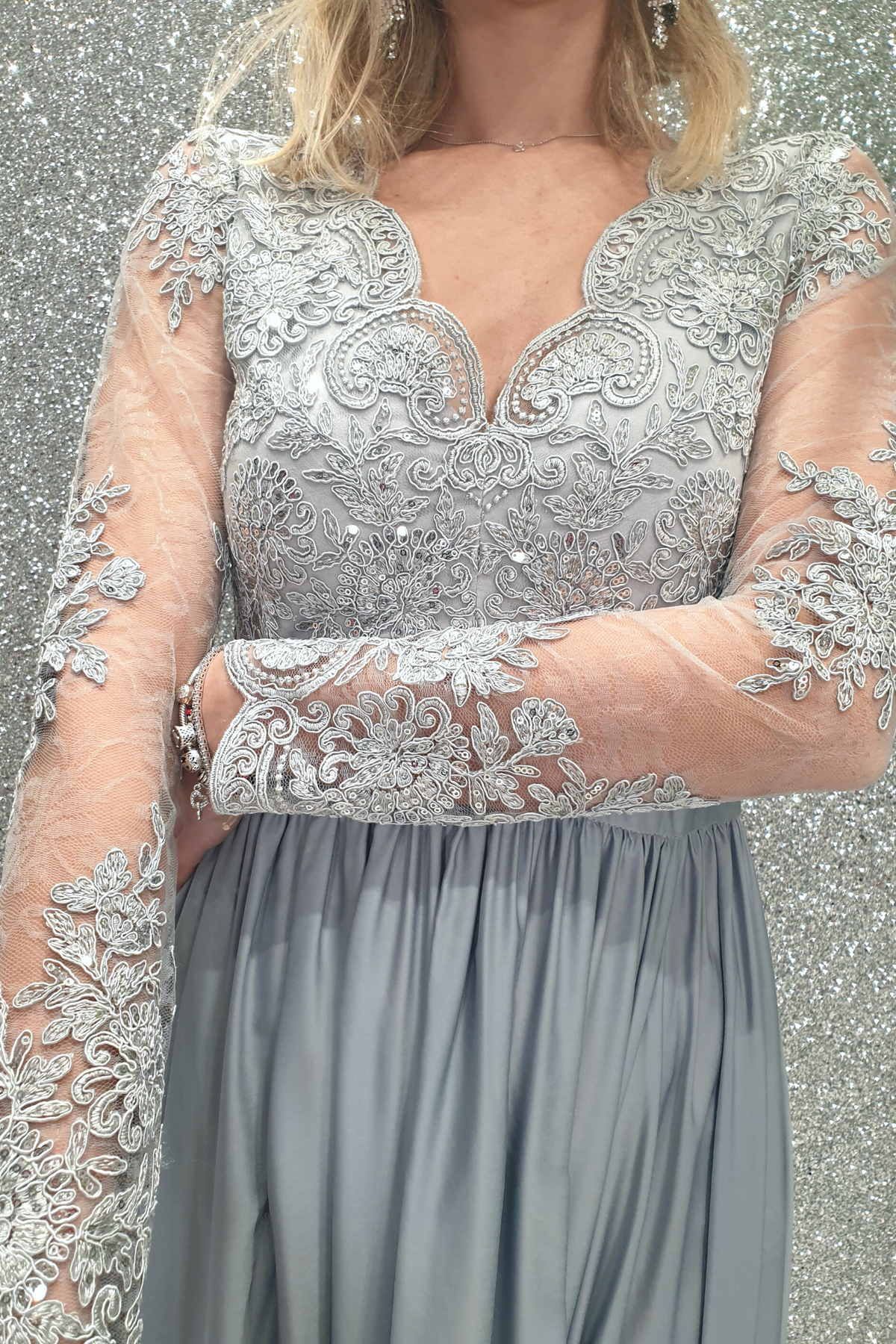 Abito lungo svasato grigio ghiaccio Moda-Mania con spacco laterale e corpetto in tulle ricamato, dettagli eleganti e sofisticati
