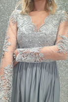 Abito lungo svasato grigio ghiaccio Moda-Mania con spacco laterale e corpetto in tulle ricamato, dettagli eleganti e sofisticati