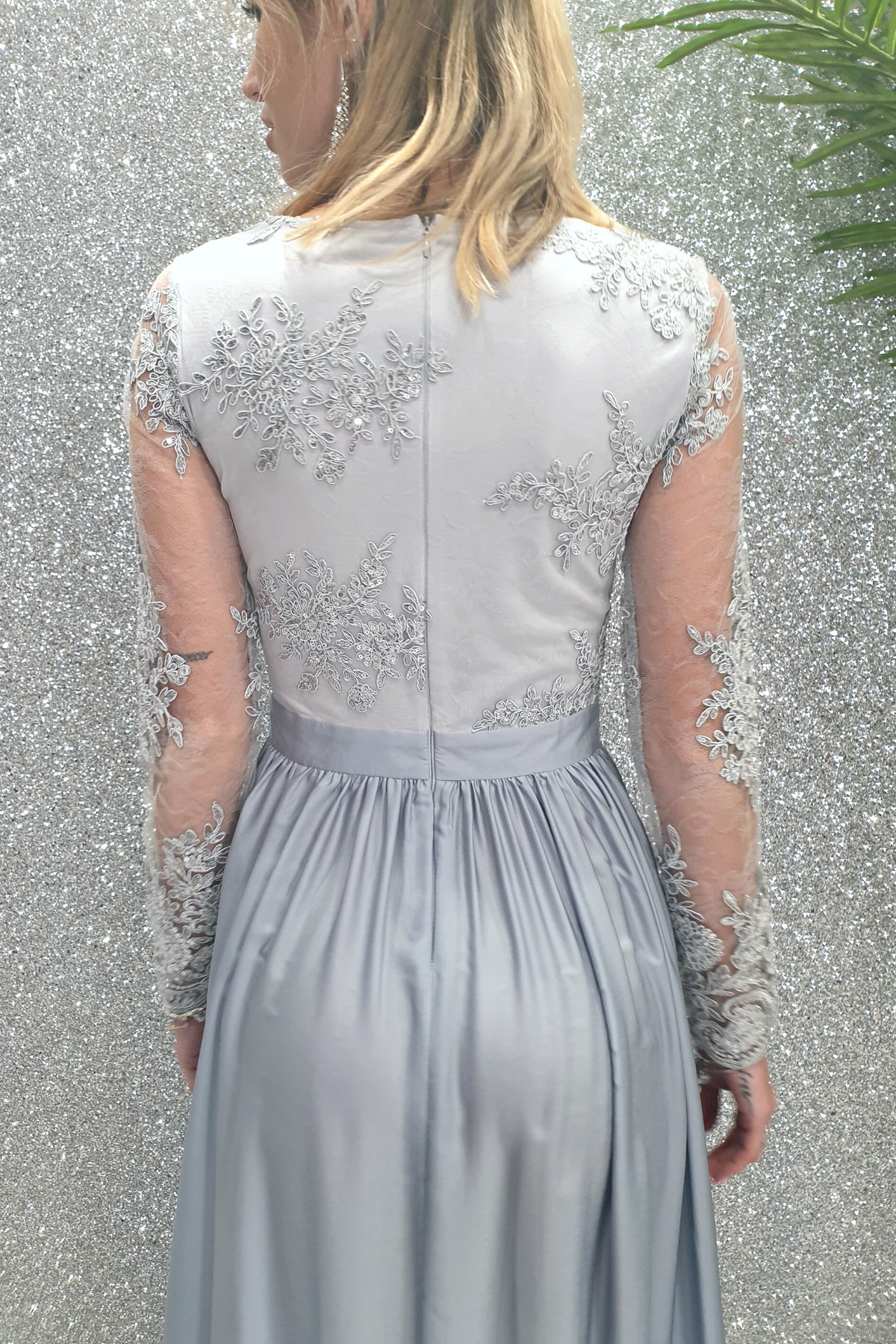 Abito lungo svasato grigio ghiaccio con spacco laterale e corpetto in tulle ricamato, firmato Moda-Mania.