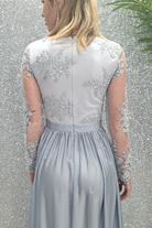 Abito lungo svasato grigio ghiaccio con spacco laterale e corpetto in tulle ricamato, firmato Moda-Mania.