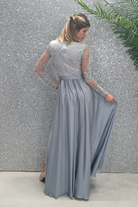 Abito lungo svasato grigio ghiaccio Moda-Mania con spacco laterale e corpetto in tulle ricamato, dettaglio elegante e femminile