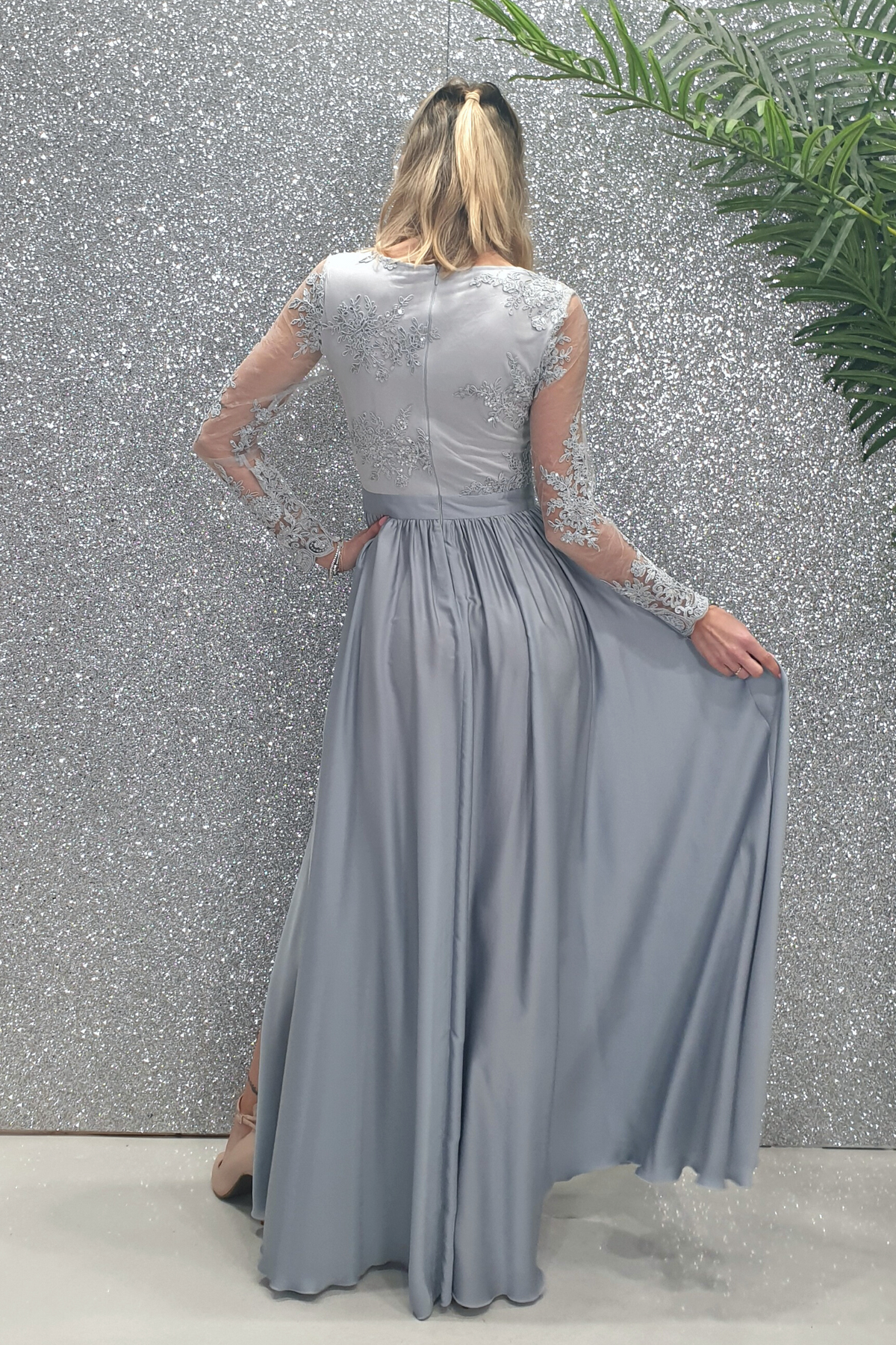 Abito lungo svasato grigio ghiaccio con spacco laterale e corpetto in tulle ricamato, firma Moda-Mania.